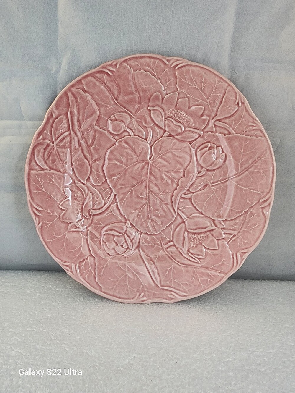 Bordallo Pinheiro 10" Pink Grape Leaf Motif Serving Plate Portugal